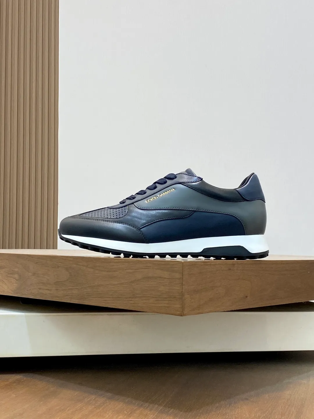 Men's Men's Shoes 💰900••Classic••Dolce&Gabbana••DG✔️High-end men's sports•casual shoes. Original goods from top counters. Original imported cowhide, multi-material splicing design ➕Imported cowhide lining, cowhide feet ➕Original TPR elastic outsole.  Size: 39-44 (38, 45 customized)
